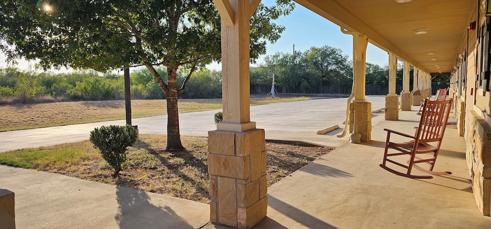 Dilley Motor Inn - photo 24