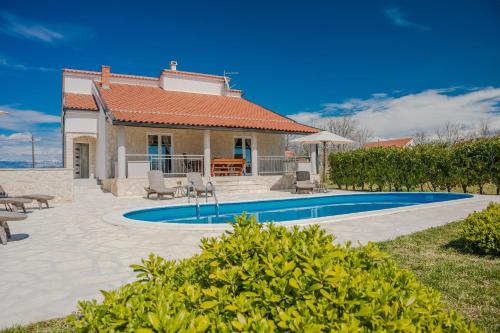Holiday House Paula — 4-Star Luxury Hotel in Privlaka, Croatia