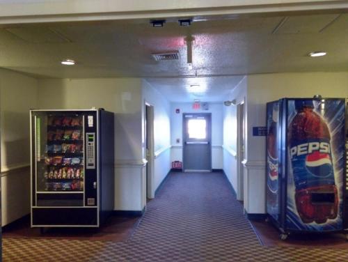 Intown Suites Extended Stay Indianapolis In Traders Point - photo 12