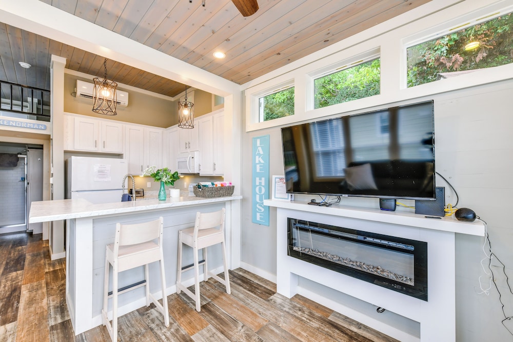 Lake Norman Getaway w Pool Access Kayaking — hotel in Sherrills Ford