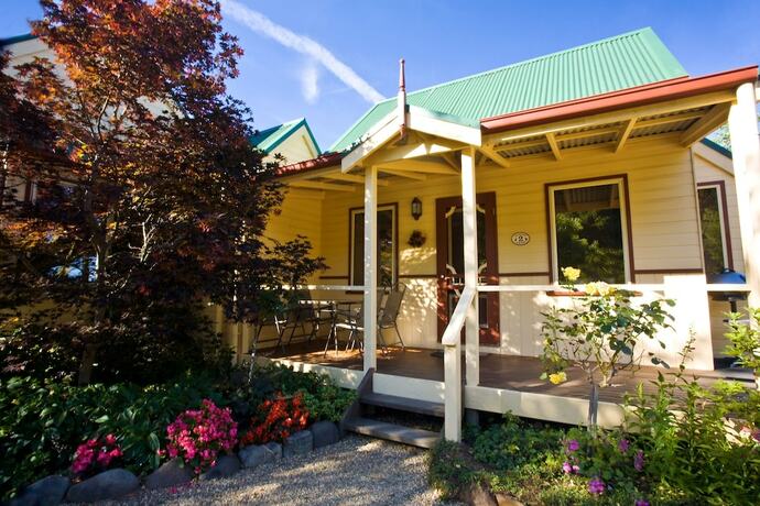 Autumn Abode Cottages One — 4-Star Luxury Hotel in Bright, Australia