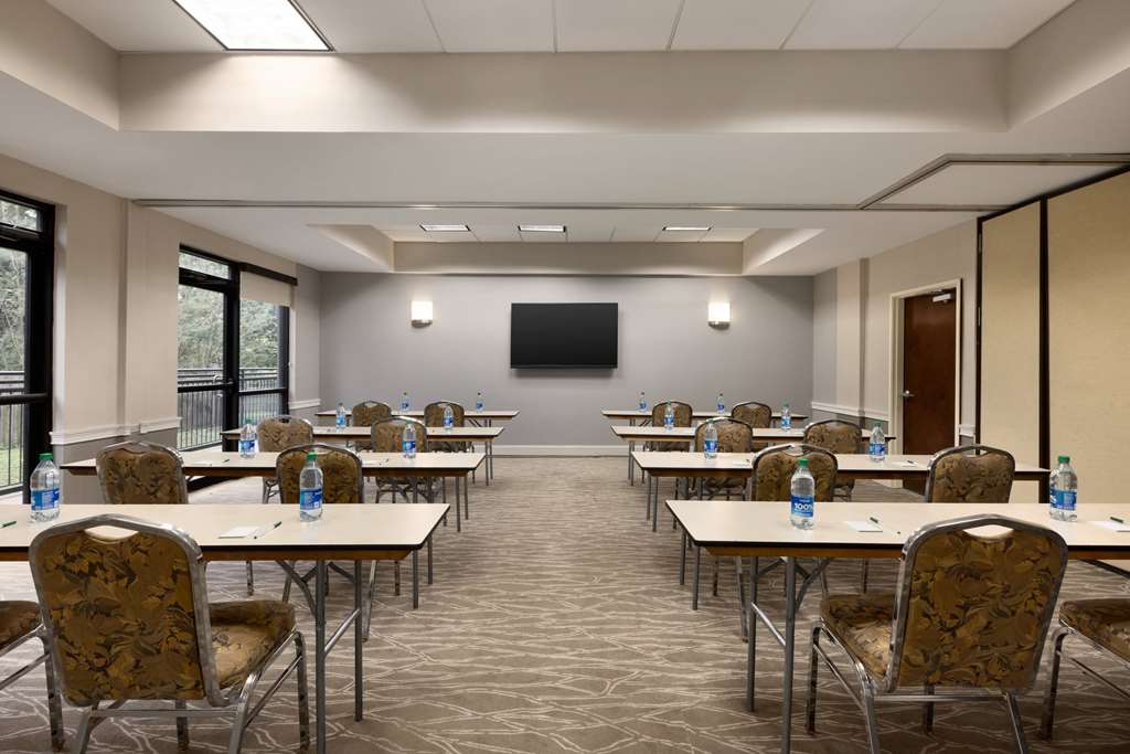 La Quinta Inn & Suites by Wyndham Newark Elkton - photo 31