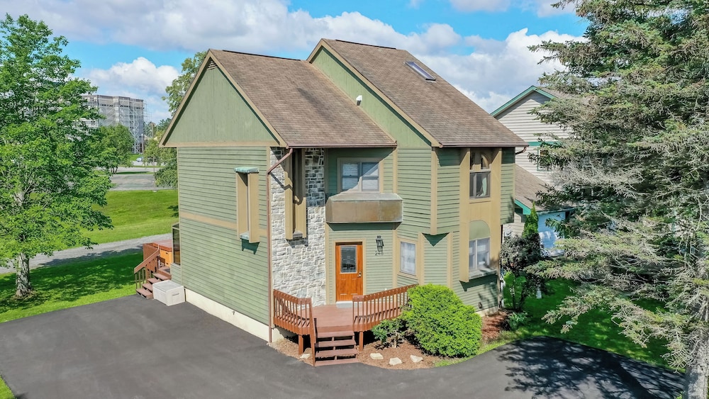 Slope Side in Mchenry, United States