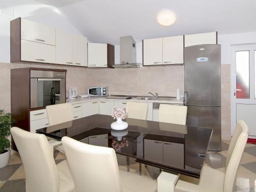 Apartments Isabora Comfort Three Bedroom Apartment with Balcony and Sea View Second Floor