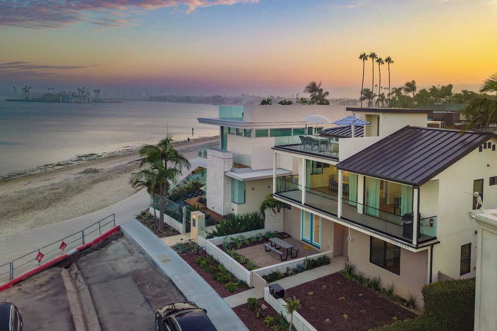 Catamaran by Avantstay 50ft to Beach Views in San Diego, United States