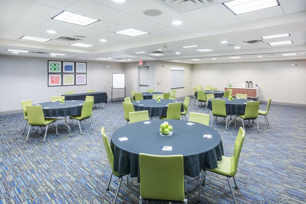 Holiday Inn Express Kansas City at the Legends by IHG - photo 32