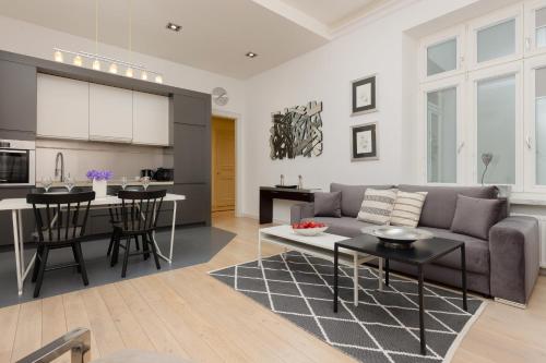 Western Side of Vistula River Apartment Radna by Noclegi Renters — 4-Star Luxury Hotel in Warsaw, Poland