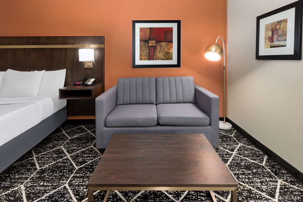 La Quinta Inn & Suites by Wyndham Olathe - photo 26