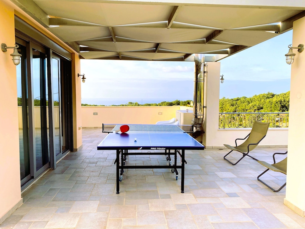 Deluxe Villa Ianthos Outdoor Hot Tub & Kids Pool — 4-Star Luxury Hotel in Rethymno, Greece