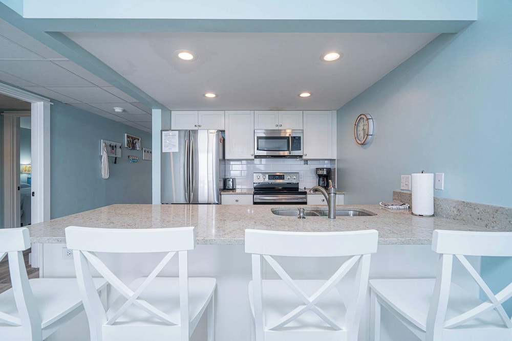 Edgewater Oasis Gorgeous Resort Condo on Beach - photo 6