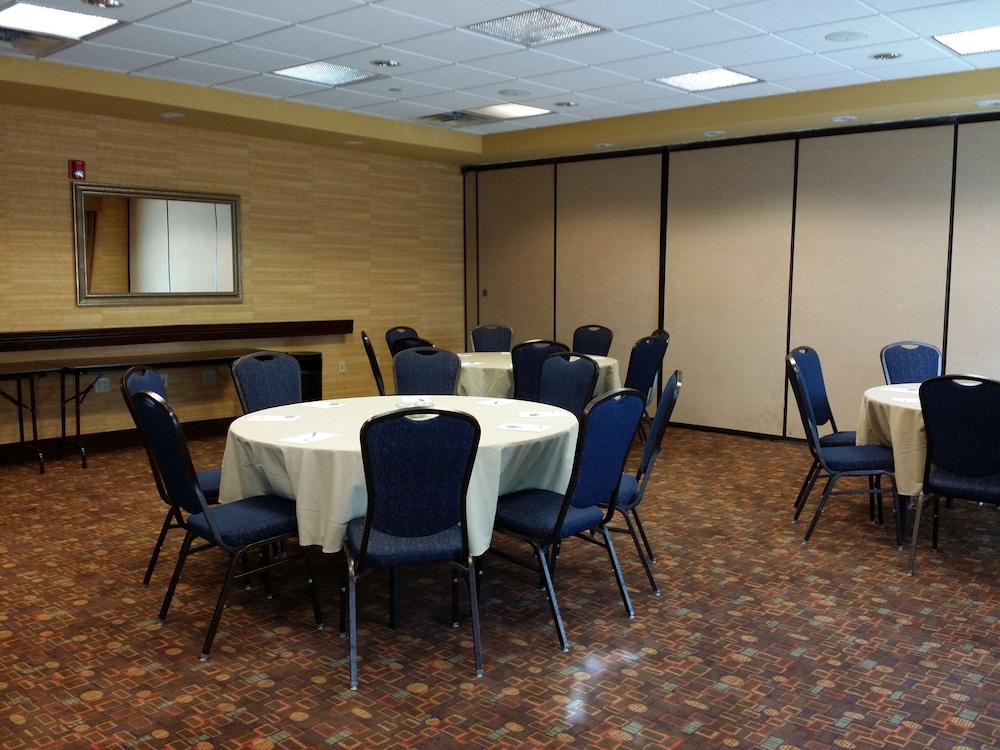 Hampton Inn & Suites Albuquerque Coors Road - photo 37