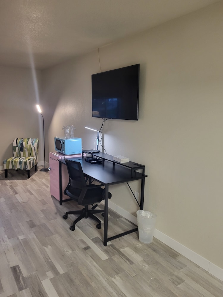 Red Fox Inn and Suites - photo 7