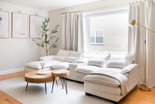 2BR Near OHare and Transit Newly Furnished Modern — 4-Star Luxury Hotel in Chicago, United States