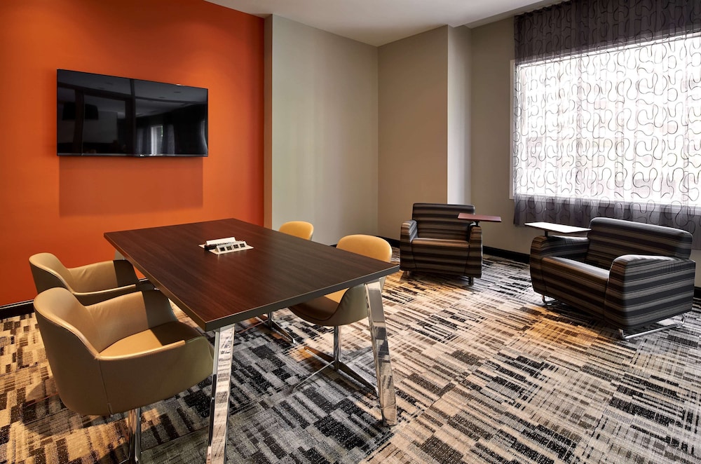 Embassy Suites by Hilton Washington DC Chevy Chase Pavilion - photo 58