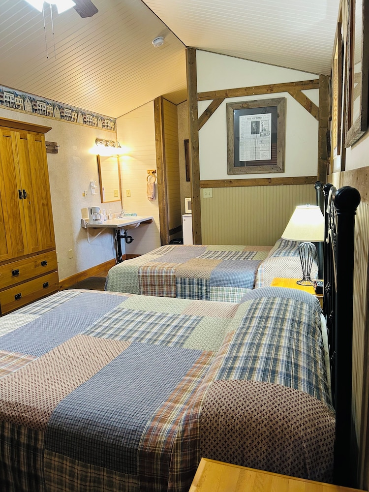 Moore's Old Pine Inn - photo 27