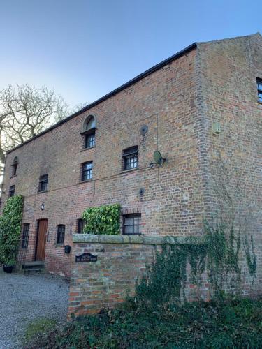 The Carriage House Bilbrough York Sleeps 24 — 4-Star Luxury Hotel in Selby, United Kingdom
