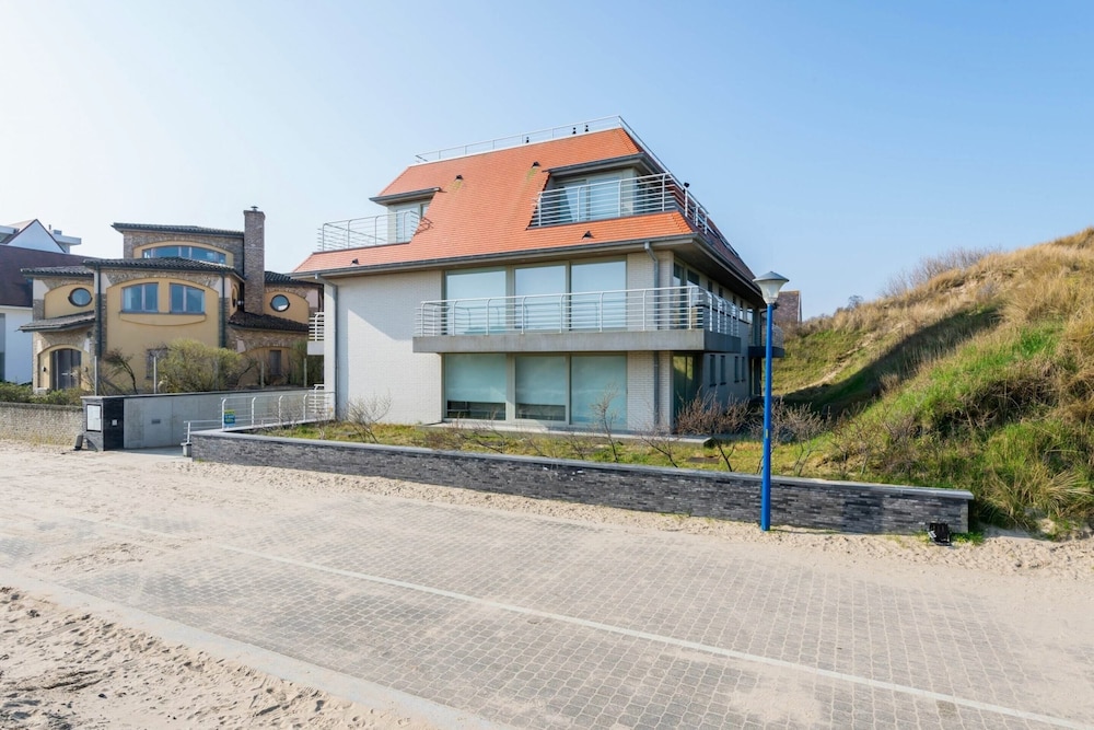 Apartment in Koksijde With Sea View — 4-Star Luxury Hotel in Koksijde, Belgium