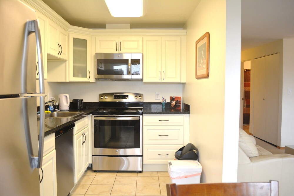 Sunny Westlake Suites by Metro - photo 33