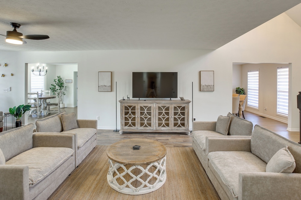 Private Deck & Game Room: Portland Group Getaway in Portland, United States