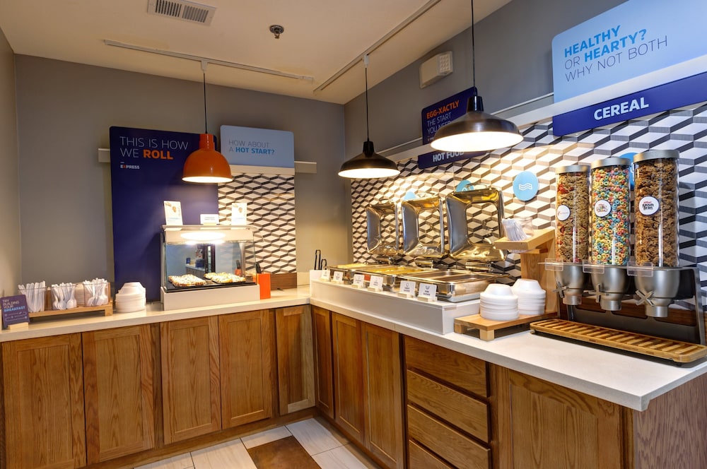 Holiday Inn Express & Suites Shelbyville Indianapolis by IHG - photo 48