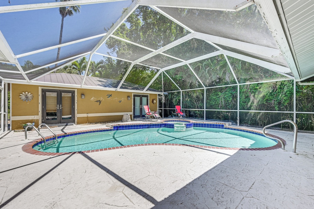 Lovely Naples Home Backyard Oasis with Pool — 4-Star Luxury Hotel in Naples, United States