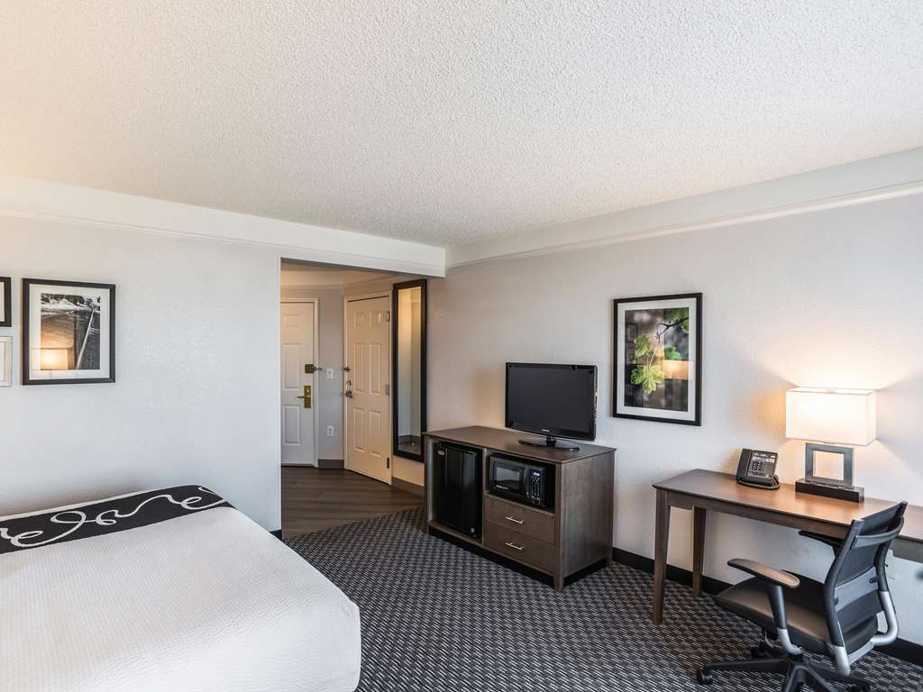 La Quinta Inn & Suites by Wyndham Phoenix Chandler - photo 18