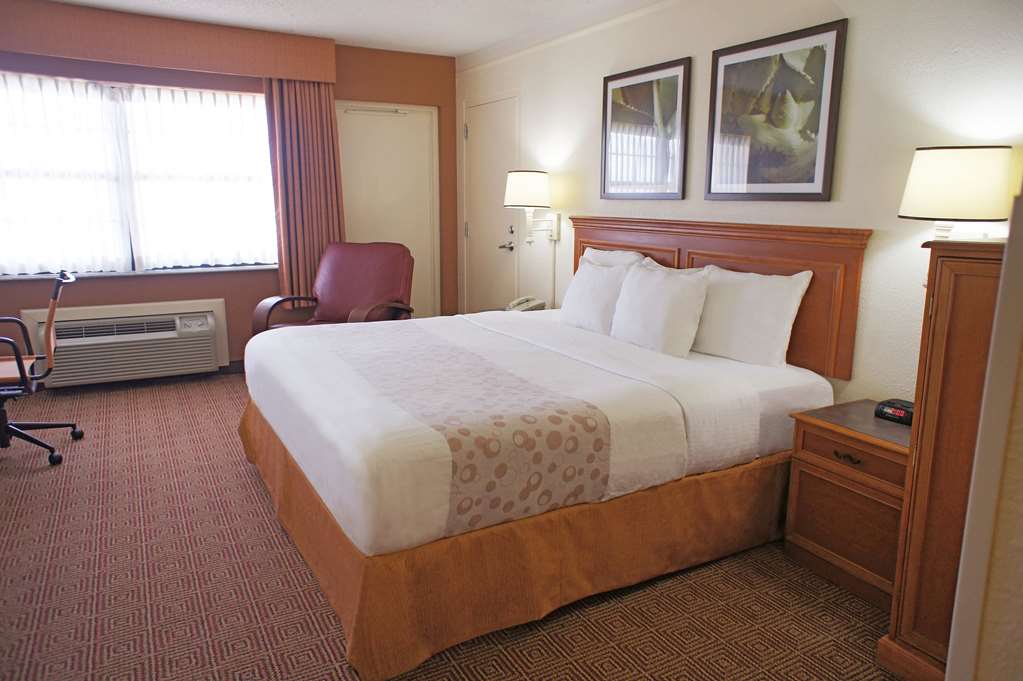La Quinta Inn & Suites by Wyndham Coral Springs Univ Dr - photo 13