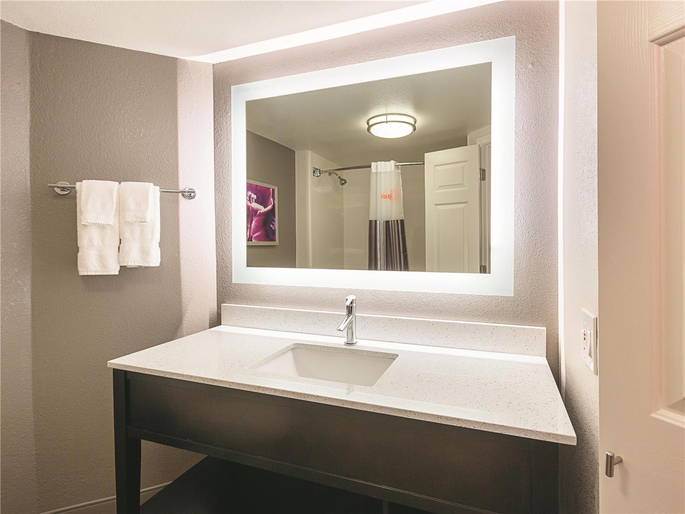 La Quinta Inn & Suites by Wyndham Atlanta Alpharetta - photo 13
