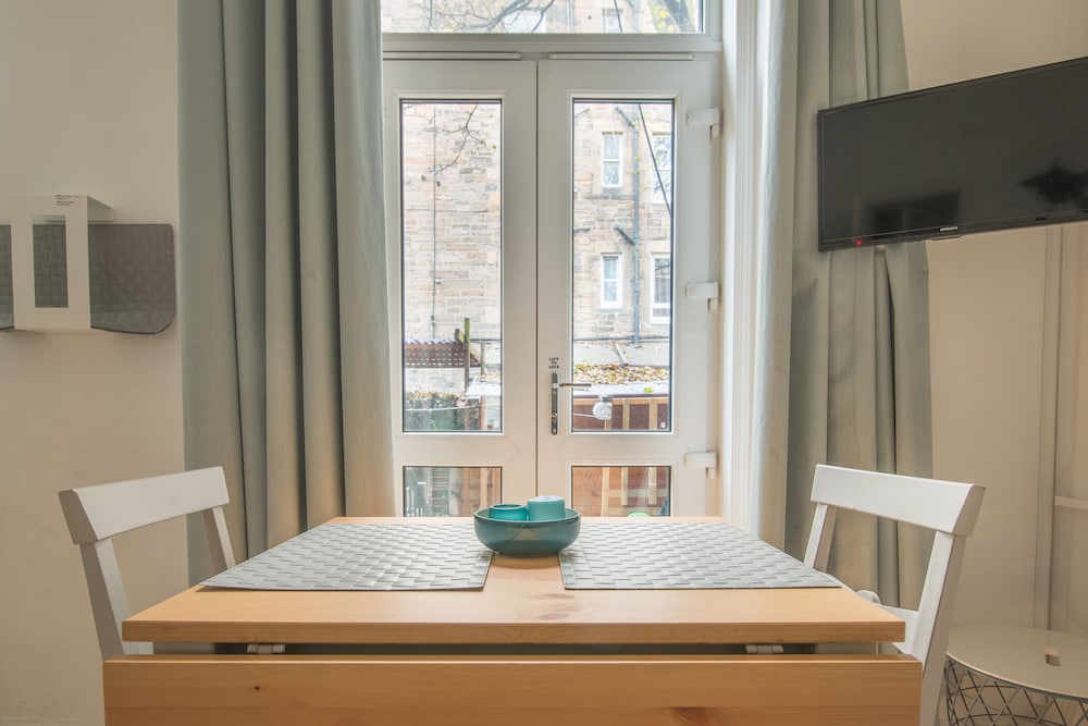 Central and Modern with a Garden in Edinburgh, United Kingdom