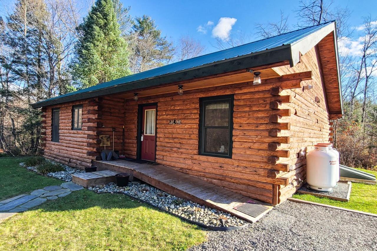Blackbear Log Cabin — 4-Star Luxury Hotel in Morrisville, United States