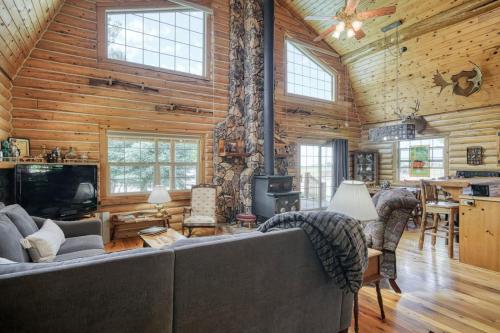 Uncle Terry's Cabin — 4-Star Luxury Hotel in Rigby, United States