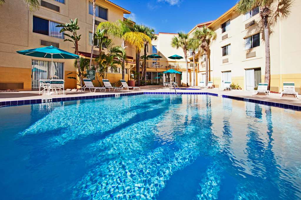 La Quinta Inn & Suites by Wyndham St. Pete Clearwater Airpt - photo 11