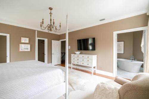 Church St Collection 109 Whole House and Pool — 4-Star Luxury Hotel in Fairhope, United States