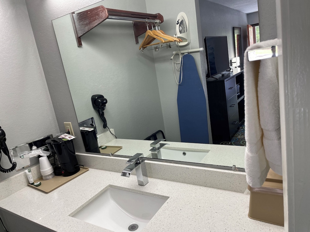 Clairmont Inn & Suites Warren - photo 12