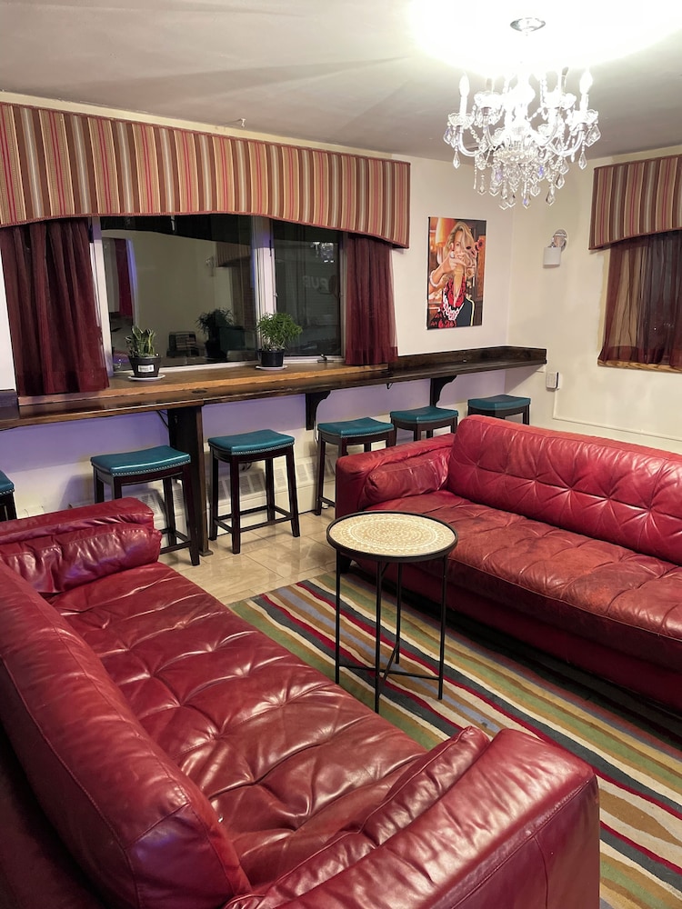 Broadway & Main Hotel - photo 2
