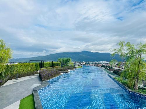 Luxury One Bedroom Suite at Astra Sky River Infinity Pool Work Friendly Near Old Town — 4-Star Luxury Hotel in Chiang Mai, Thailand