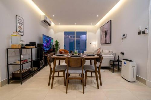 10 Minutes to Boulevard Modern Apartment in Al Malqa Self Check in — 4-Star Luxury Hotel in Riyadh, Saudi Arabia
