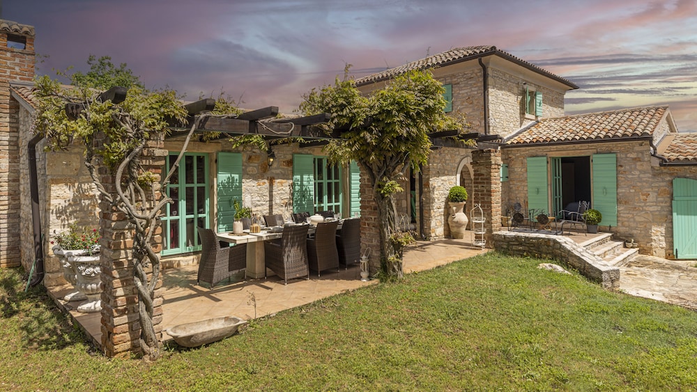 Le Chateau — 4-Star Luxury Hotel in Visignano, Croatia