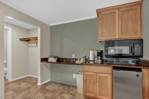 Maven's Inn & Grill - photo 6