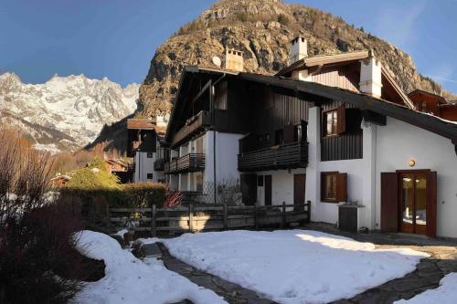 Splendido Alloggio con Giardino vista Monte Bianco in Courmayeur, Italy