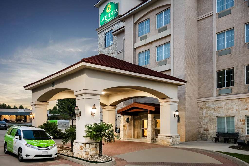 La Quinta Inn & Suites by Wyndham DFW Airport West Euless - photo 7