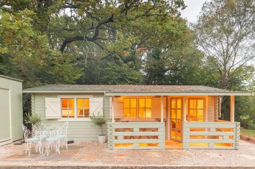 Family friendly sunny Log Cabin — 4-Star Luxury Hotel in Wimborne Minster, United Kingdom