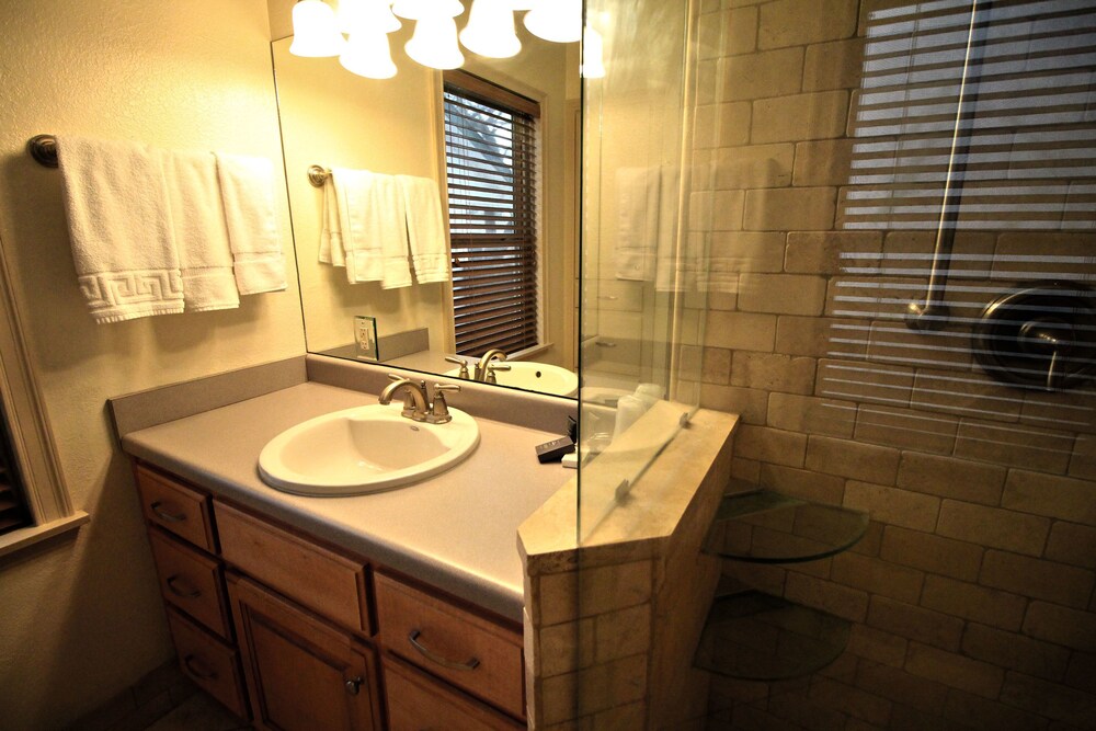 Peach Tree Inn & Suites - photo 48