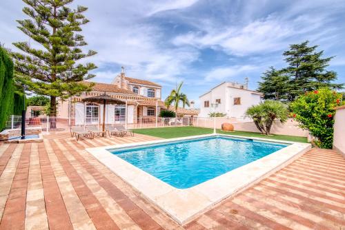 Chalet Villa Bonavista — 4-Star Luxury Hotel in Benifaio, Spain