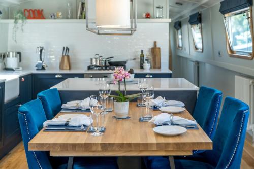 Luxurious houseboat near Canary Wharf in London — 4-Star Luxury Hotel in London, United Kingdom