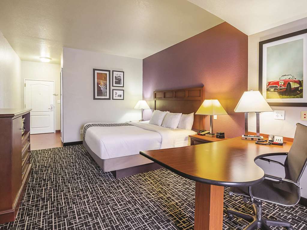 La Quinta Inn & Suites by Wyndham Bowling Green - photo 19