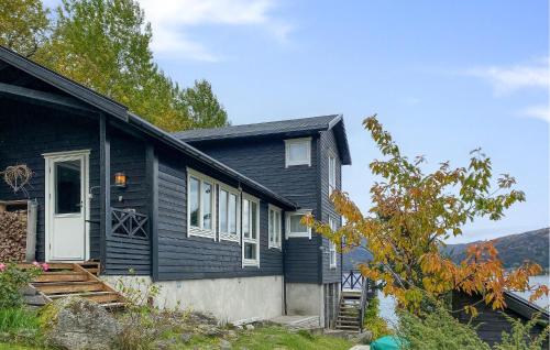 4 Bedroom Nice Home In Deknepollen — 4-Star Luxury Hotel in Maloy, Norway
