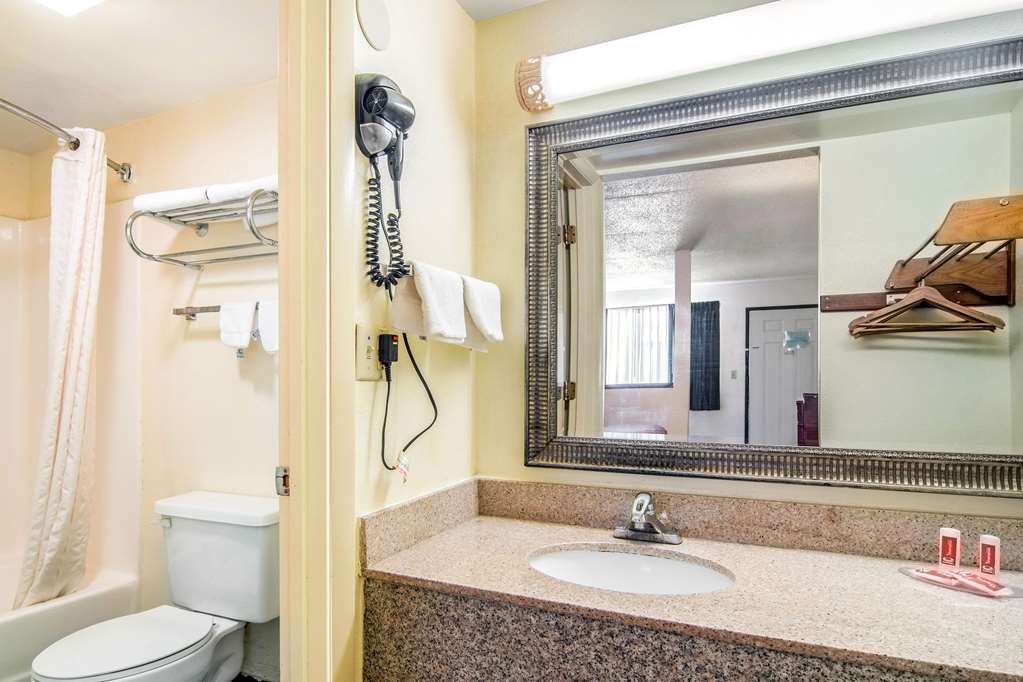 Econo Lodge Inn & Suites near Chickamauga Battlefield - photo 25