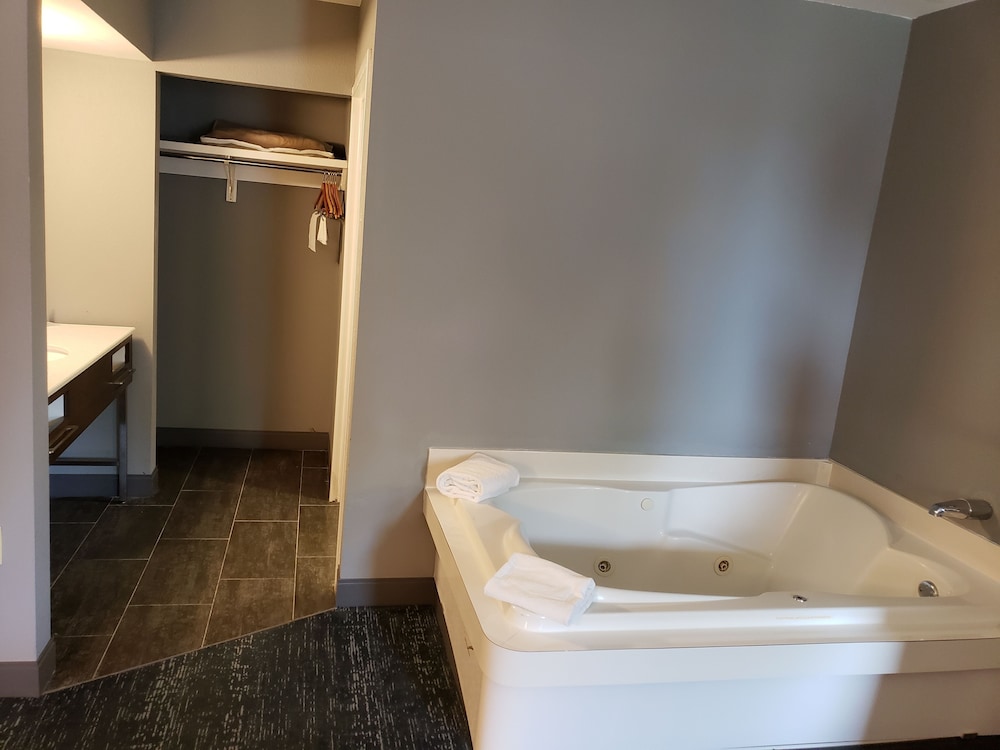 Hampton Inn & Suites Newtown - photo 9