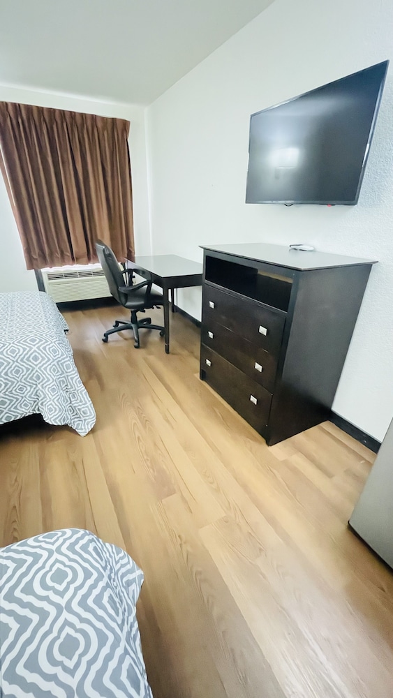 Pinckeyville Inn and Suites - photo 8